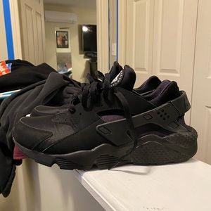 Black Nike huaraches